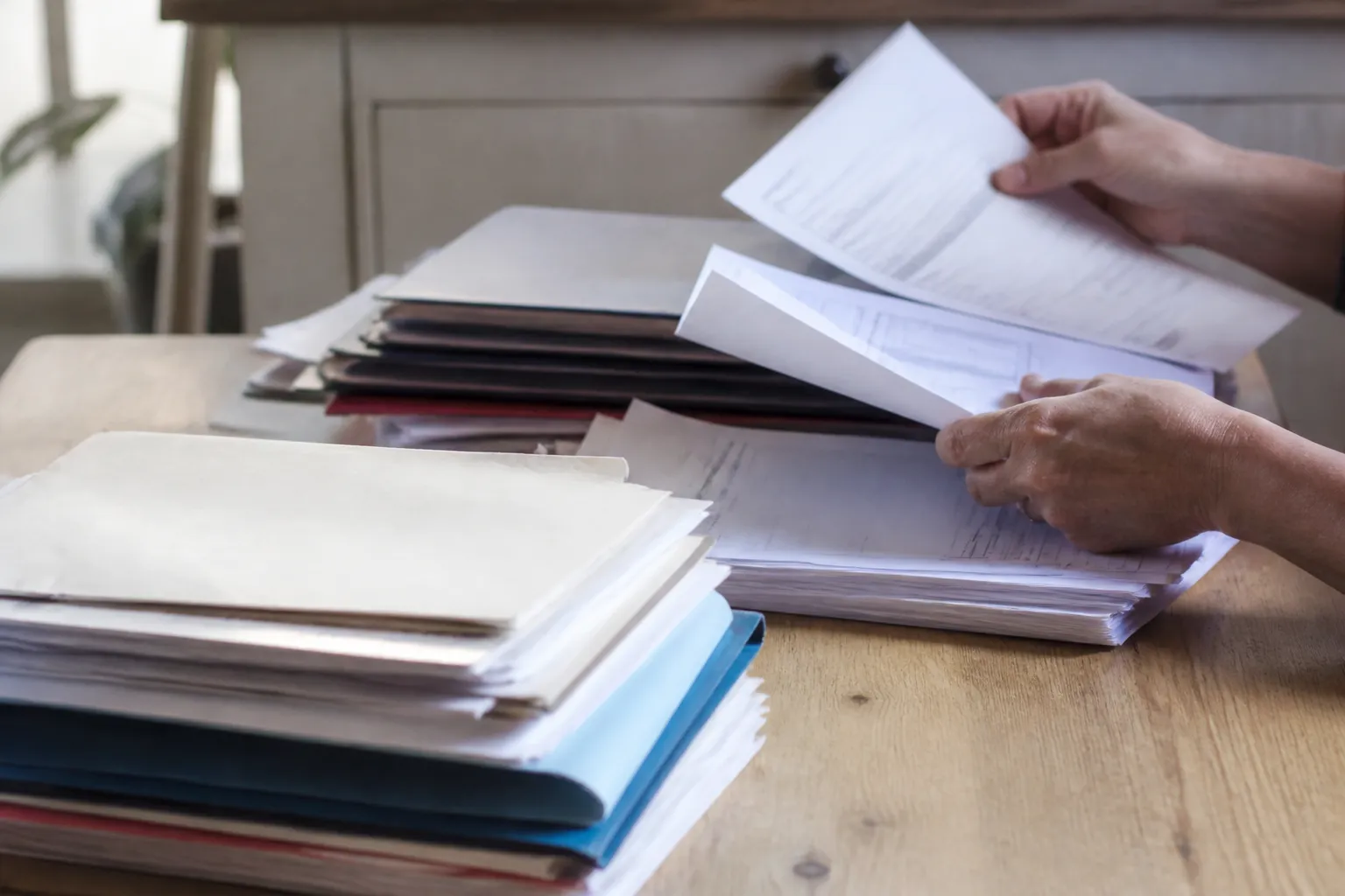 Dossier de factures et de diagnostics posé sur une table