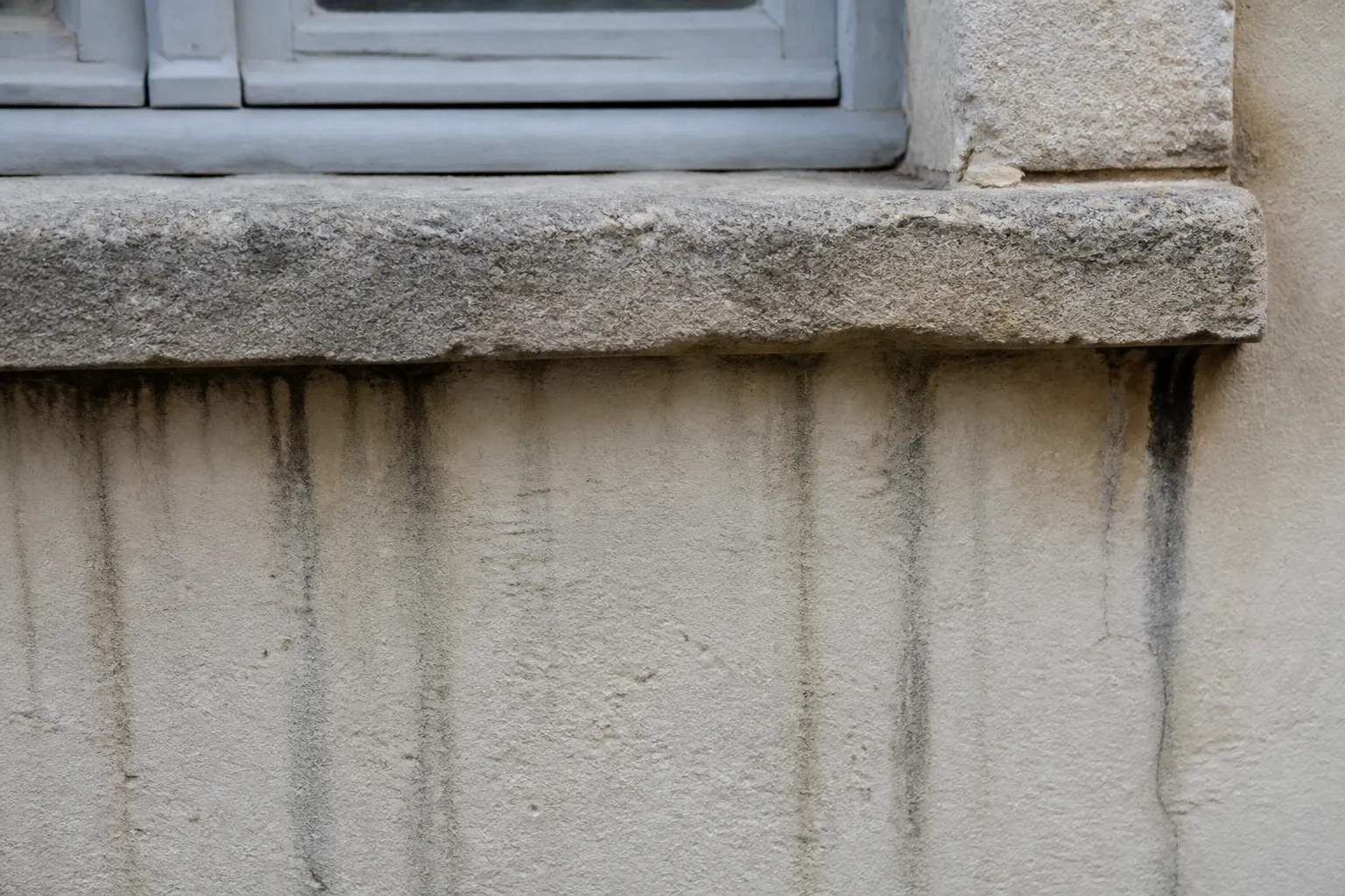 Appui de fenêtre et enduit taché par les coulures d’eau