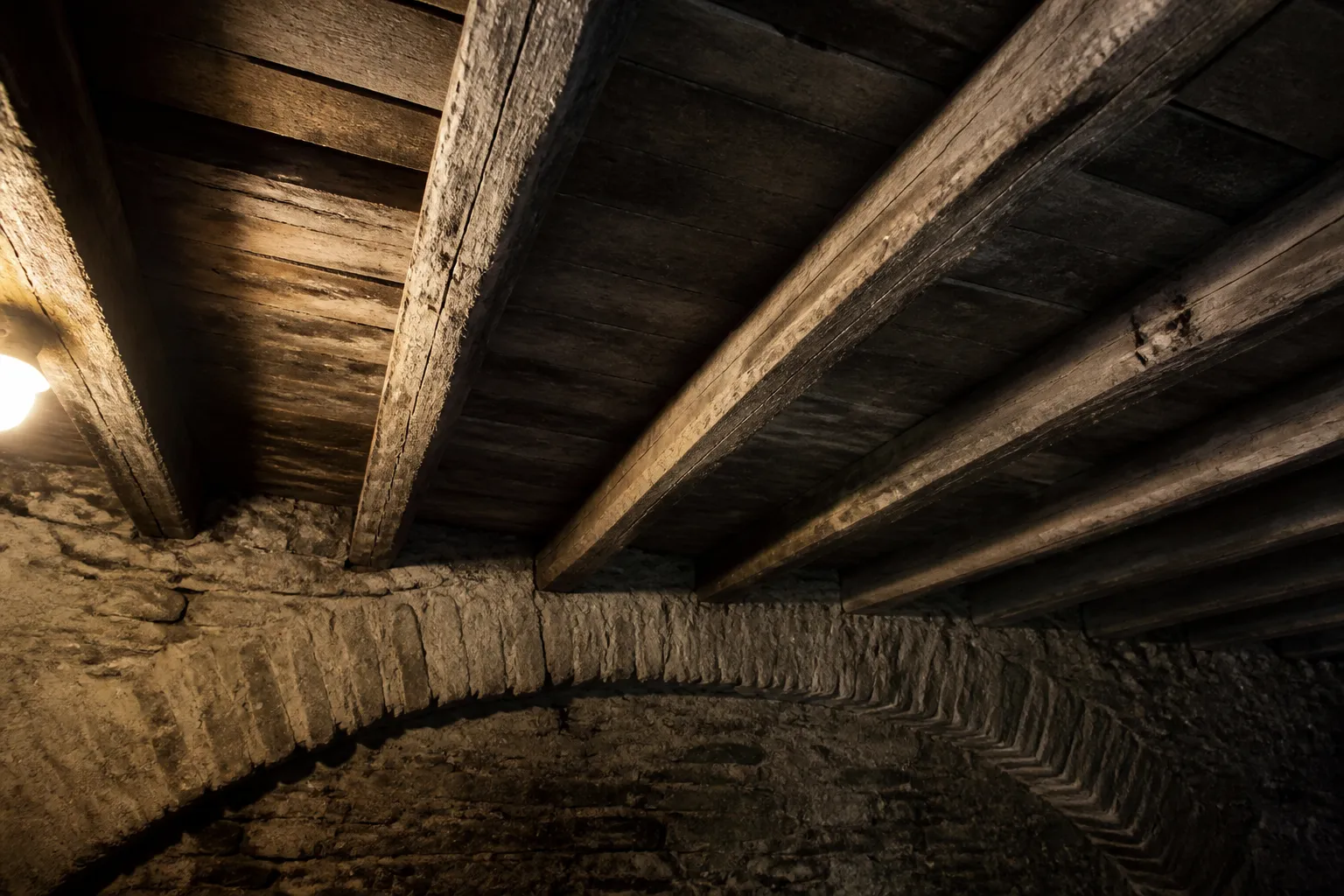 Solives de plancher bois vues depuis une cave