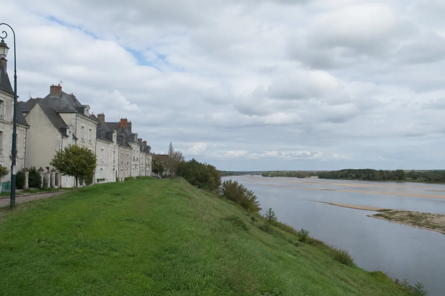 Maisons anciennes en bord de Loire derrière une levée enherbée
