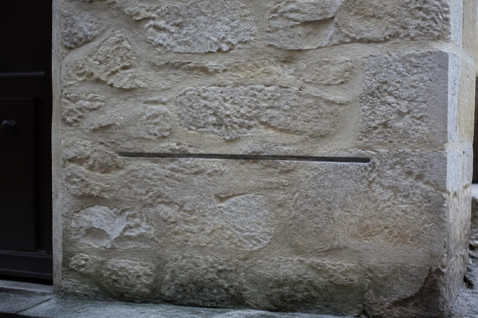 Repère de crue gravé sur un mur ancien dans un village du Val de Loire