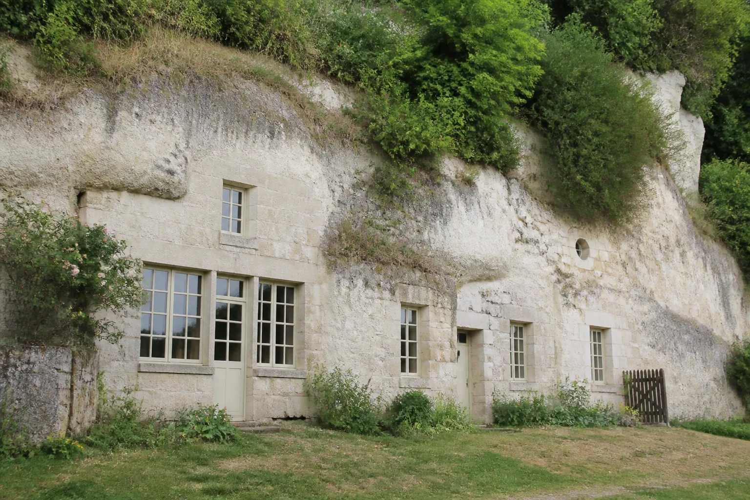 Maison troglodytique creusée dans un coteau de tuffeau avec façade en pierre