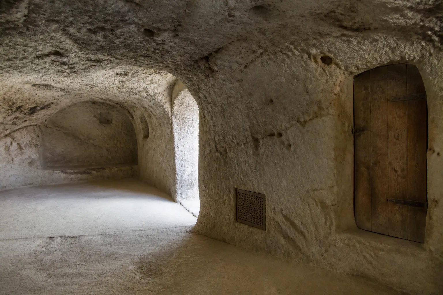 Galerie troglodytique aménagée avec grille d’aération