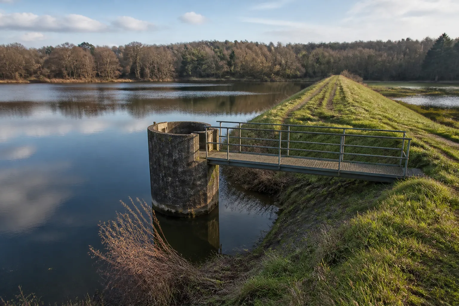Chaussée d’étang enherbée avec ouvrage de vidange en béton