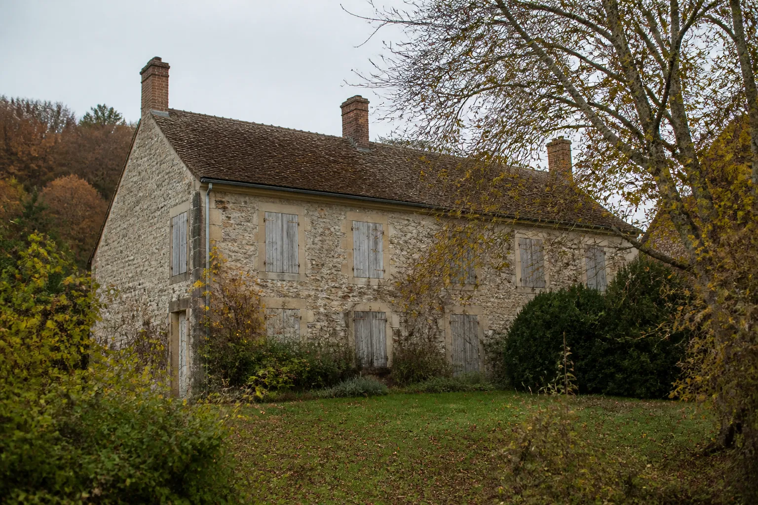 Maison de campagne aux volets fermés en Centre-Val de Loire