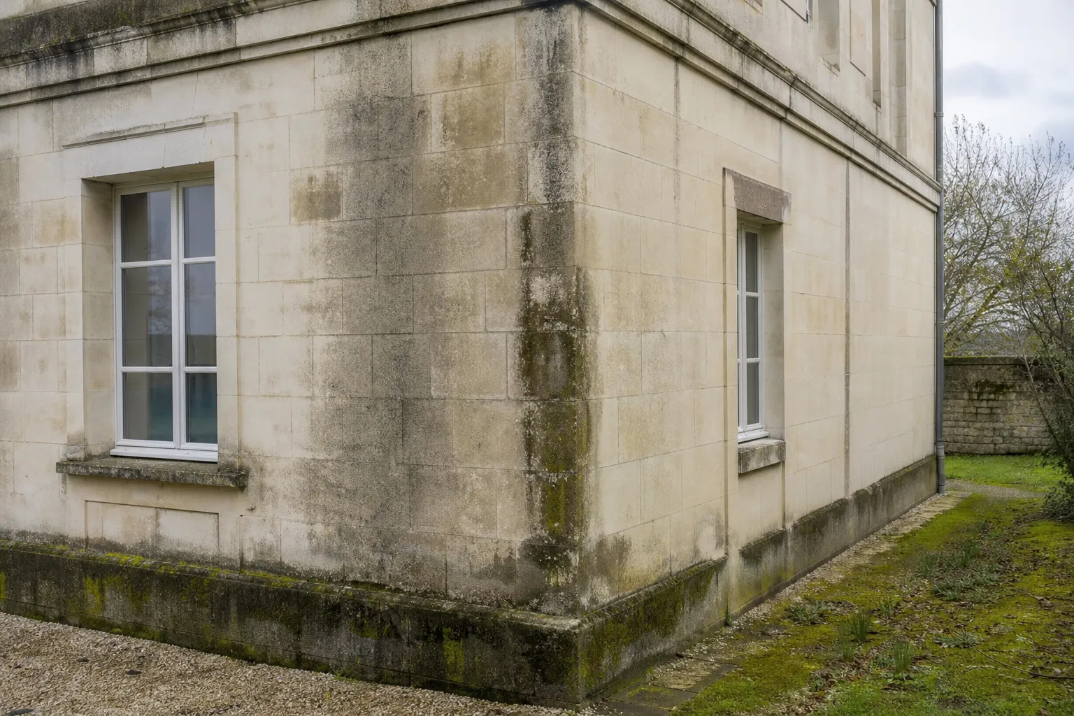 Pourquoi l’eau est le premier ennemi d’une façade en tuffeau