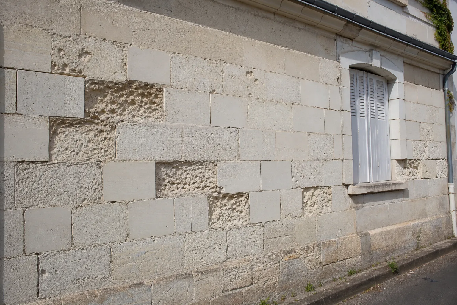 Desquamation, alvéoles, pierres remplacées : lire l’état de la façade
