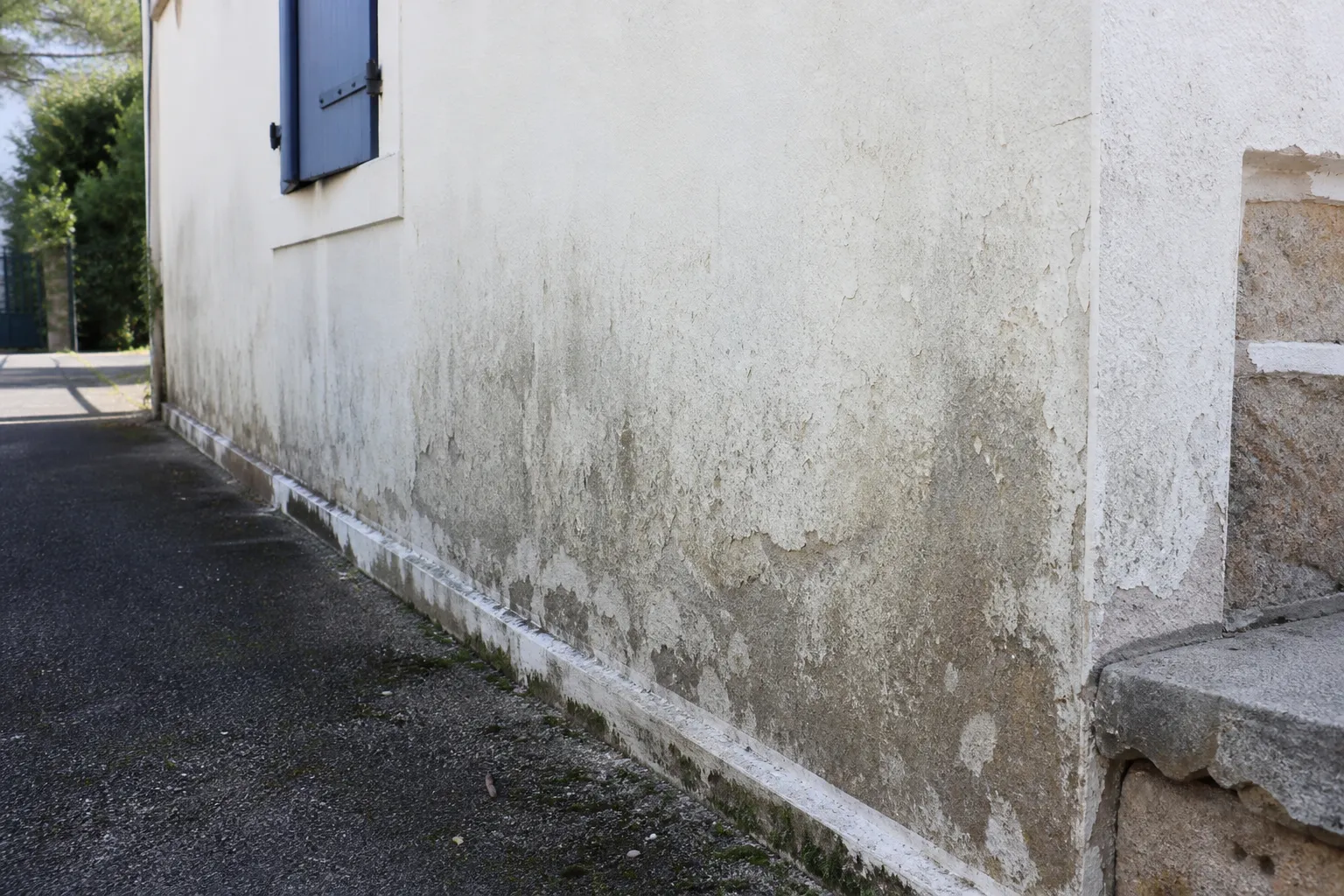 Le bas des façades, révélateur de l’humidité