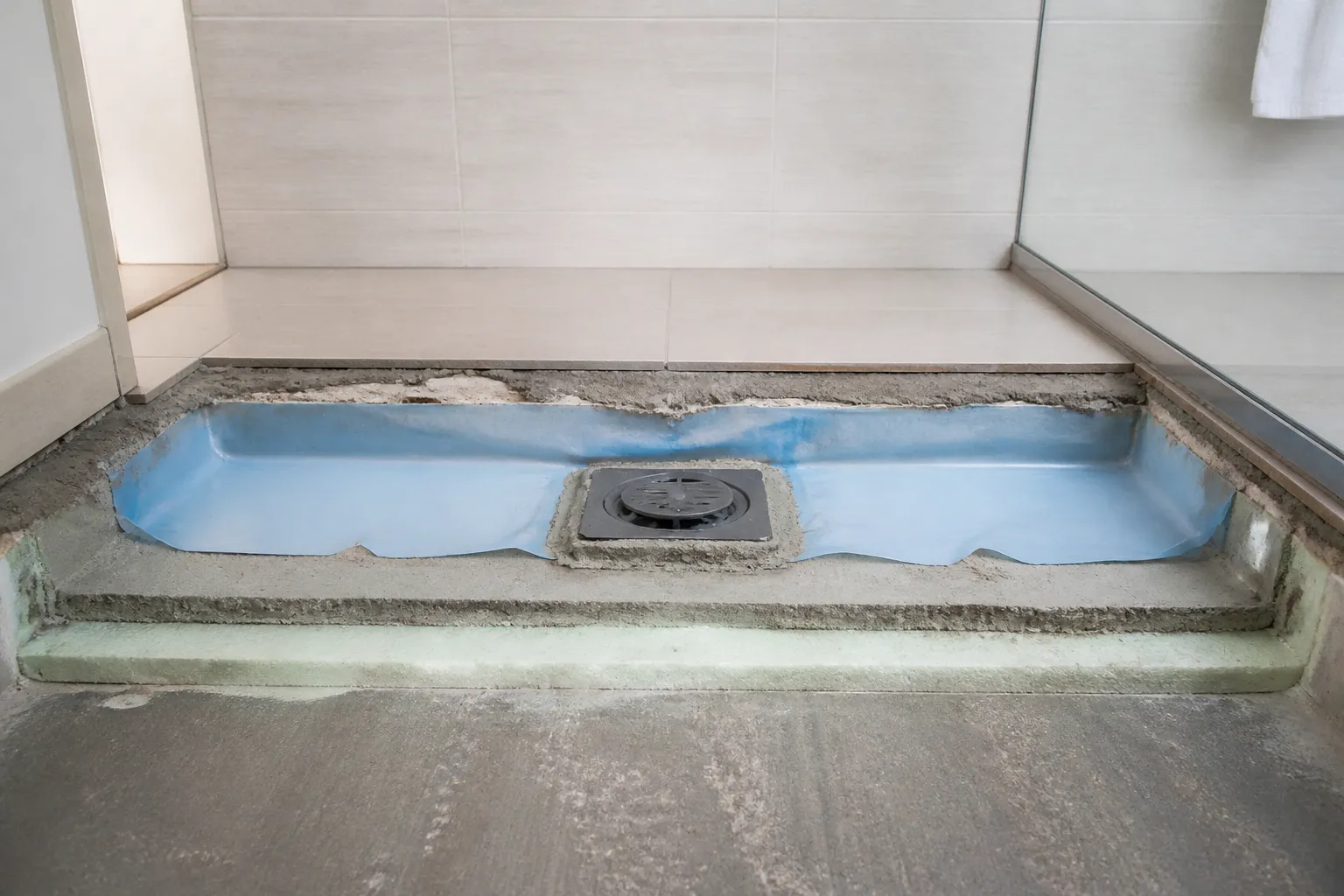 Le carrelage n’est pas étanche : ce qui doit se trouver dessous